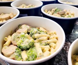 Macaroni met broccoli & kippenworst